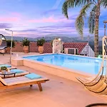 Steve Kois Heated Pool ハニア